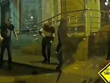 Возле бара Владивостока молодой человек нокаутировал оппонентов в массовой драке