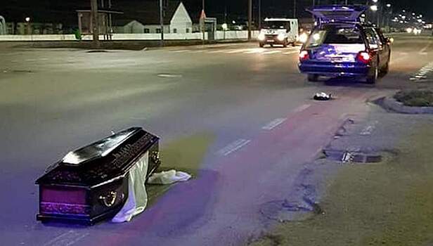 Водитель катафалка потерял гроб с покойником на румынской дороге