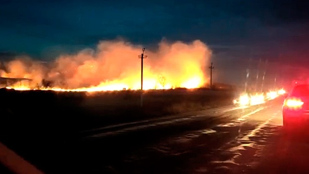 Огонь стелется по полям: кадры крупного пожара в Оренбуржье