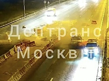 На МКАД каршеринг на полной скорости влетел в ограждения и попал на видео