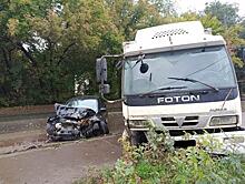 Два человека пострадали при столкновении грузовика и легковушки в Самаре