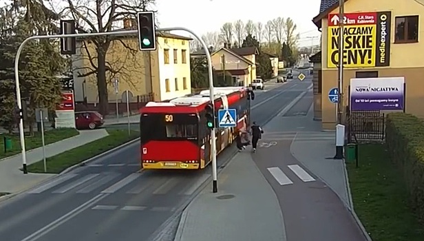 Неудачная шутка польского подростка едва не завершилась трагедией. Видео