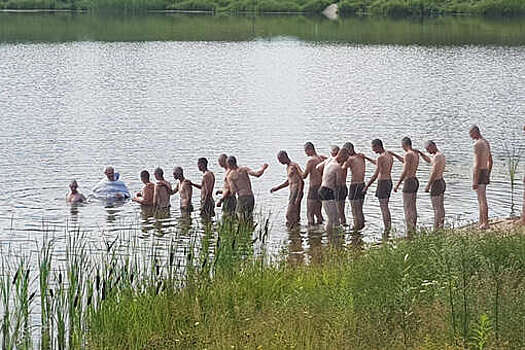 Под Новосибирском 32 призывников покрестили в озере в День крещения Руси