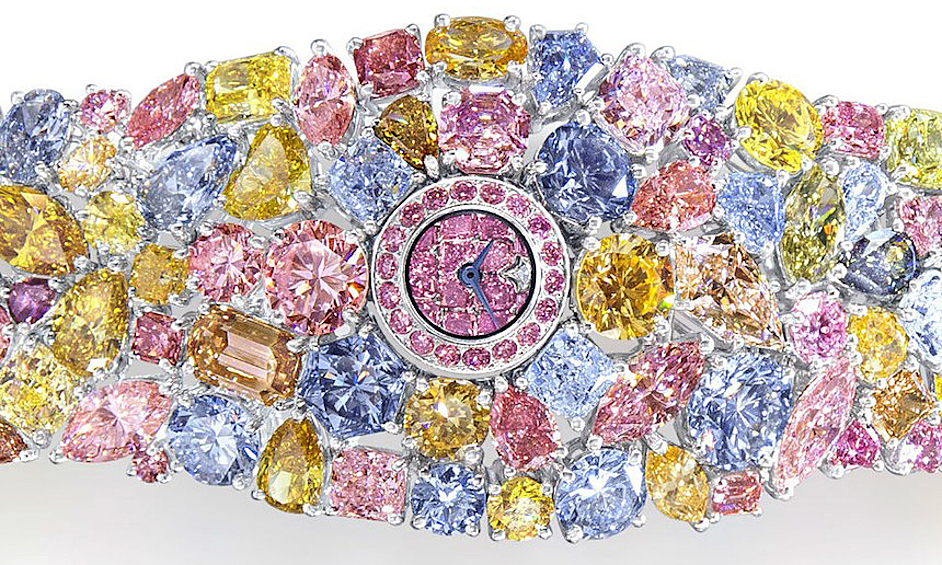 Самые дорогостоящие наручные часы в мире «Graff Diamonds Hallucination» называют настоящим шедевром ювелирного искусства. Небольшого размера циферблат окружен восхитительным 110-каратным бриллиантовым браслетом. Стоимость таких часов оценивается в 61 млн долларов. 
