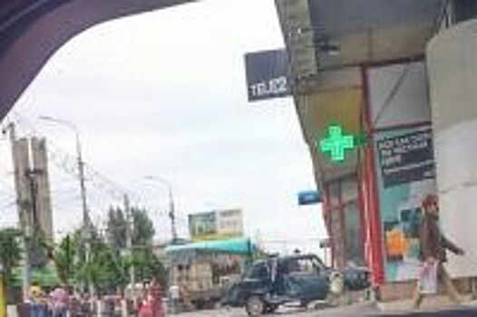 Грузовик въехал в Hyundai Accent на встречной полосе в Волгограде