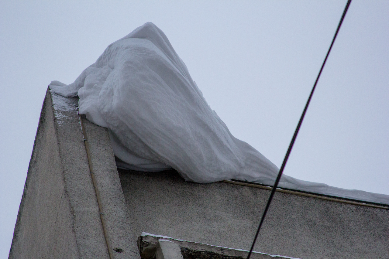 Снег с крыши дома рухнул на пенсионерку во Владимирской области