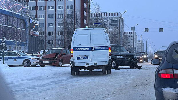 В Ноябрьске в ДТП с легковушками пострадала женщина