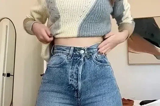 Блогерша раскрыла простой способ уменьшить широкие джинсы
