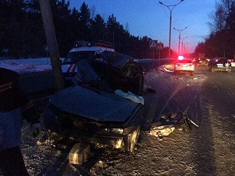 Honda Accord влетела в столб на Бердском шоссе — водитель скончался на месте