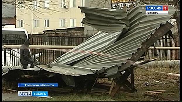 Ураган порушил крыши домов и оставил жителей Томска без света. Фото