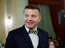 «Нежно обнимающий свои коленки» Парфенов превратился в мем