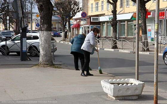 В Рязани сотрудники мэрии убрали мусор и подмели тротуары на пяти улицах