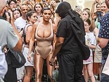 «Живет как бродяга» Канье Уэст спускает миллионы на отдых. Как он колесит по миру с обнаженной женой и злит фанатов?