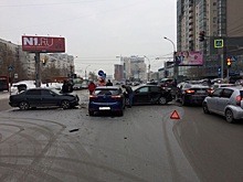 Авария с тремя машинами перегородила улицу Фрунзе: собирается пробка