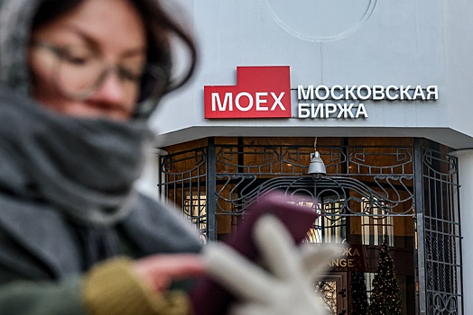 Индекс Мосбиржи закрепился на психологическом рубеже за счет инфляции и политики