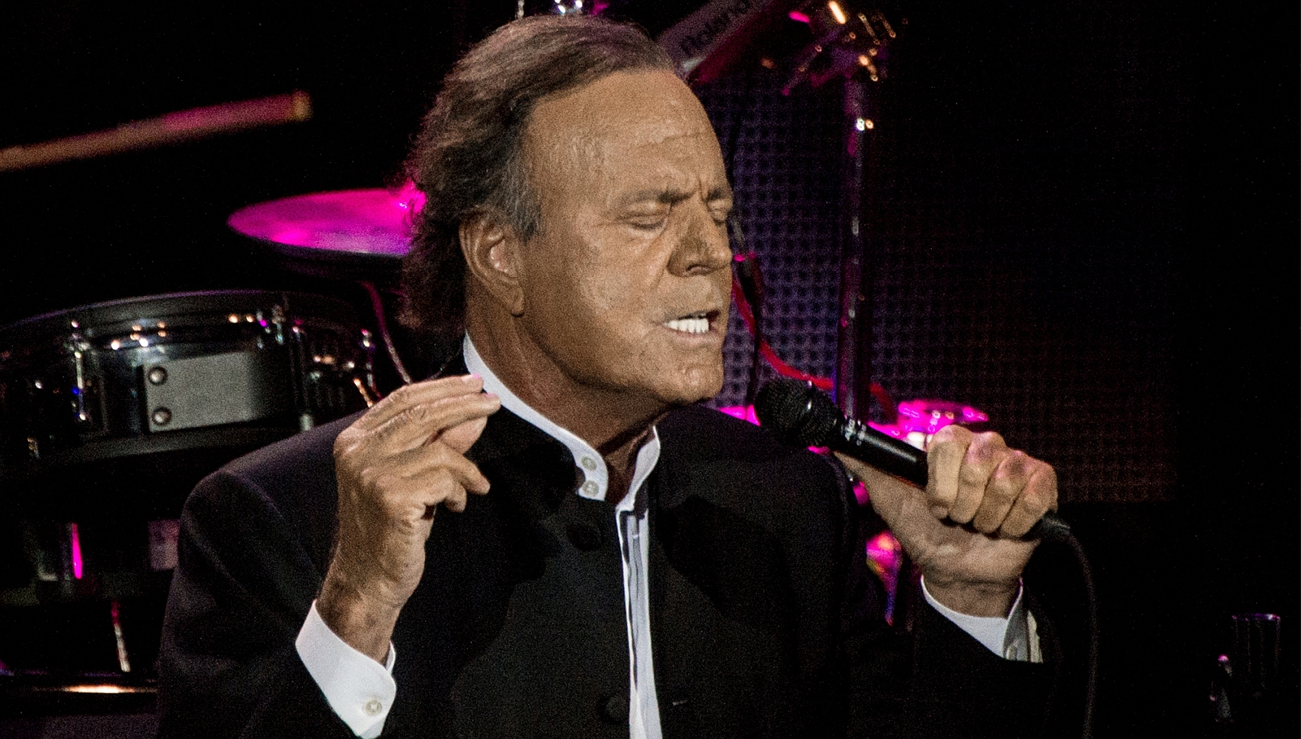 Иглесиаса обвинили в изнасилованиях и избиении