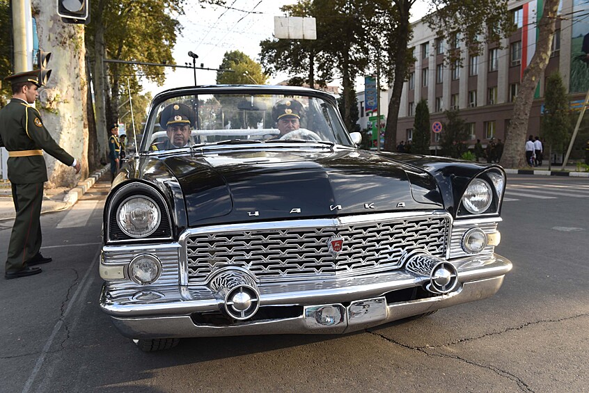 А на таких авто ездили советские лидеры. Автомобиль "Чайка" во время репетиции парада в Душанбе, 2016 год.