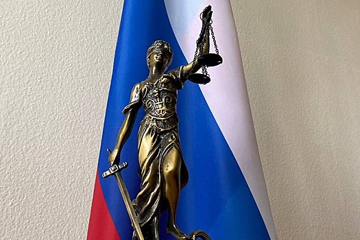 В Омске учителя оштрафовали за фото с ученицей в футболке со свастикой