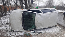 В Саратове водитель «Калины» опрокинул машину и попал в больницу