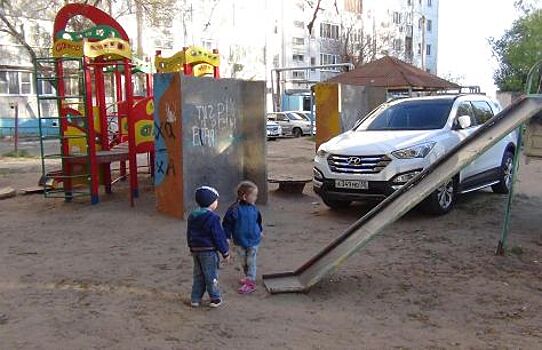 Кто должен уступить на дворовой территории — водитель или пешеход?