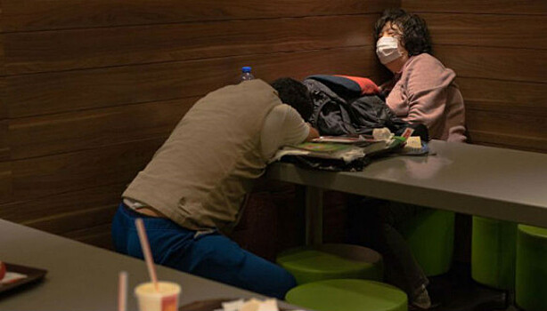 Кто такие «макбеженцы» Гонконга и почему они ночуют в «Макдоналдсе»
