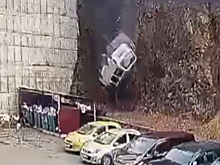 В Приморье падение микроавтобуса с обрыва попало на видео