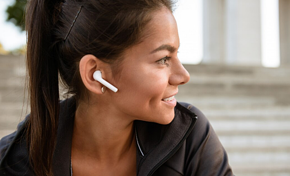 Мошенники следят за россиянами через беспроводные наушники. Что важно знать