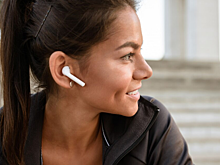 Мошенники следят за россиянами через беспроводные наушники. Что важно знать