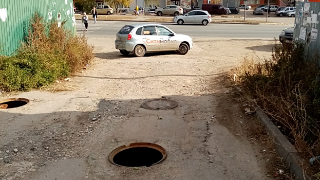 О остановки на Зарубина заметили сразу три открытых люка