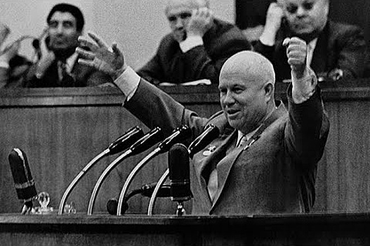 В чем Хрущев обвинил Сталина