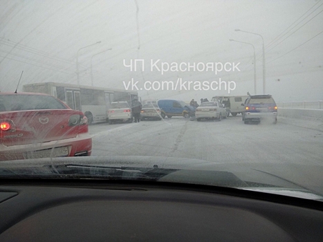 Авария с участием семи автомобилей произошла на Коммунальном мосту в Красноярске
