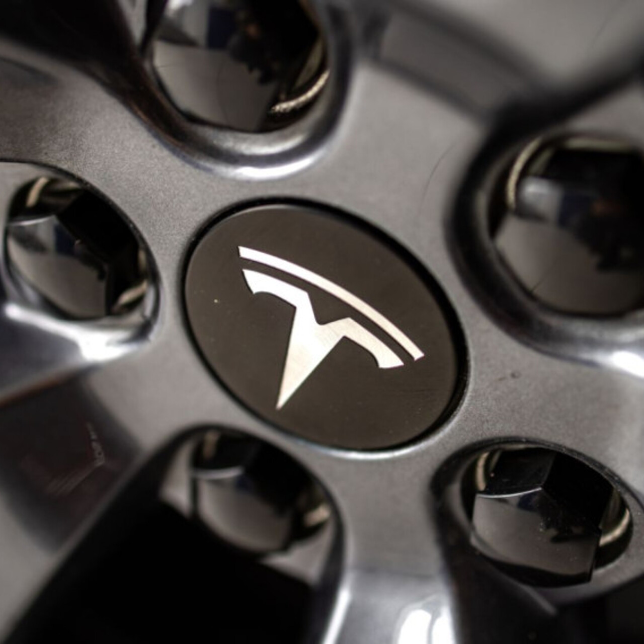 Несколько прототипов Tesla Model 3 Highland заметили в Новой