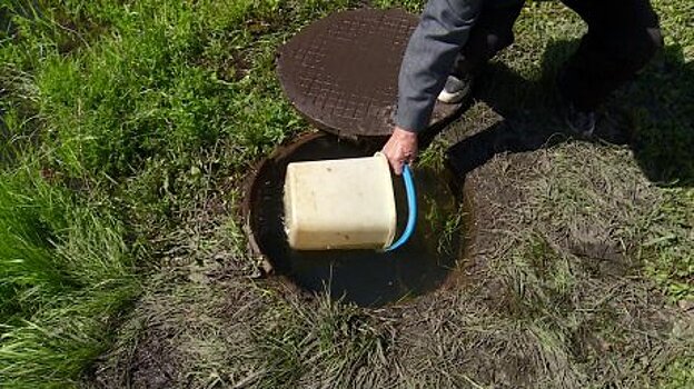Жители Арбекова черпают воду из колодца, где случилась утечка