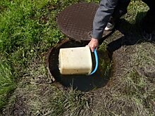 Жители Арбекова черпают воду из колодца, где случилась утечка