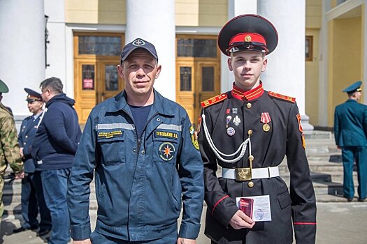 Сын пожарного спас инвалида из огня и помог потушить возгорание