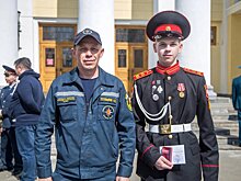 Сын пожарного спас инвалида из огня и помог потушить возгорание