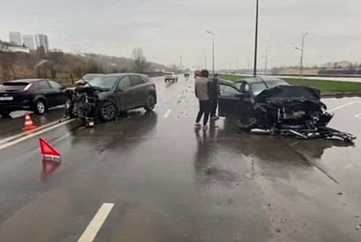 Две иномарки столкнулись на Гребном канале