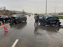 Две иномарки столкнулись на Гребном канале