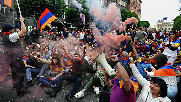 В Ереване начались стычки демонстрантов с силовиками