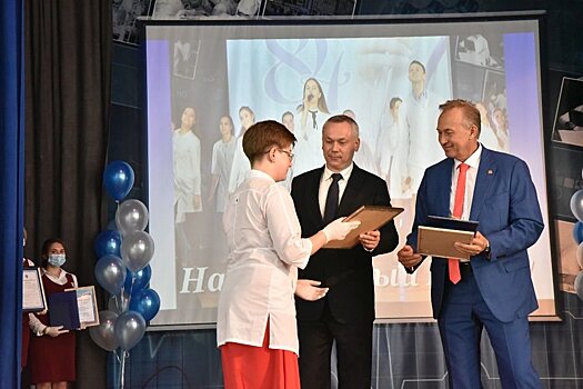 Новосибирский губернатор вручил дипломы выпускникам медуниверситета