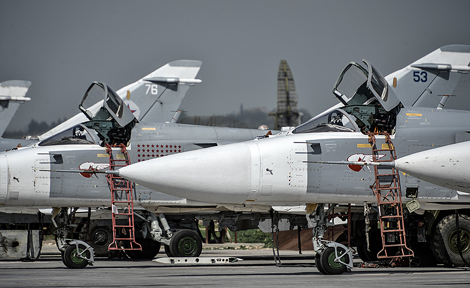 Российские фронтовые бомбардировщики Су-24 на авиабазе "Хмеймим" в сирийской провинции Латакия.