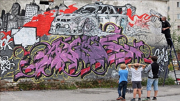 Художники граффити против постыдных надписей на стенах