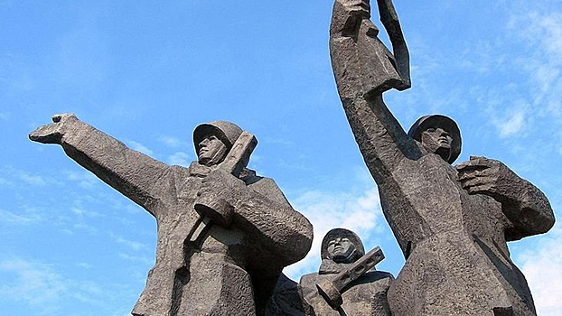 В Латвии снесли первую скульптуру памятника воинам-освободителям Риги