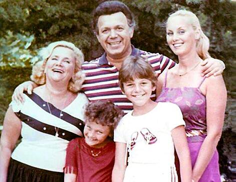 Мать — бог и отчим, ставший отцом: в какой семье родился Иосиф Кобзон