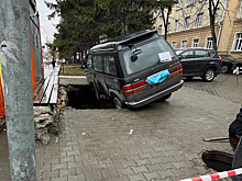 Огромная яма появилась на Красном проспекте в Новосибирске