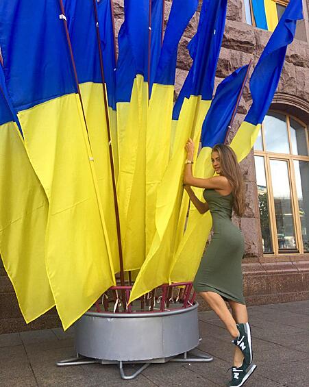 Затем Паша опубликовала еще один пост. «Мисс Украина» объяснила, что хорошо владеет обоими языками. Сообщения о ее отказе общаться на любом из них девушка назвала «абсолютной ложью». 