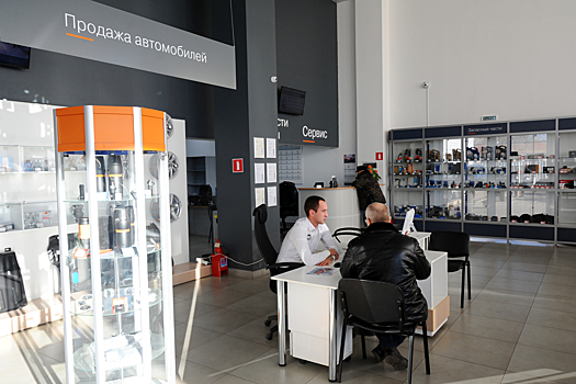 Сколько автомобилей за год продает один дилерский центр