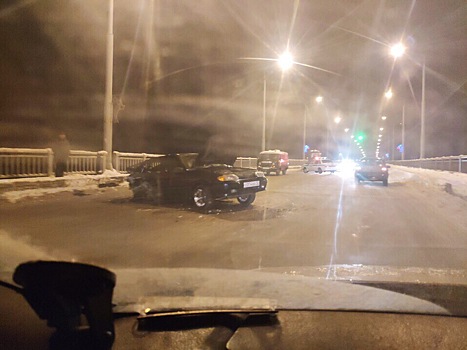 Ночью на мосту Саратов-Энгельс произошла массовая авария
