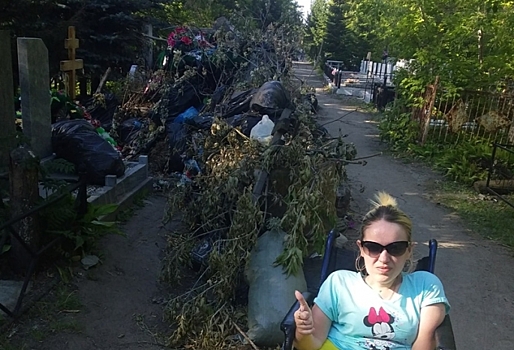 «Даже не смогли пройти к могиле — все кладбище в горах мусора» - омичи показывают все новые и новые свалки ...