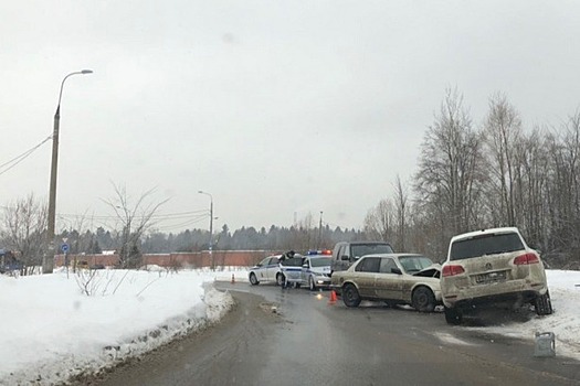 На Середниковской улице Зеленограда столкнулись две иномарки
